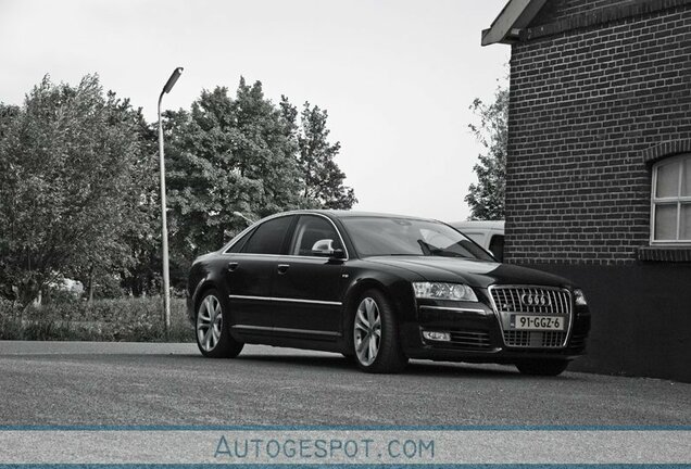 Audi S8 D3