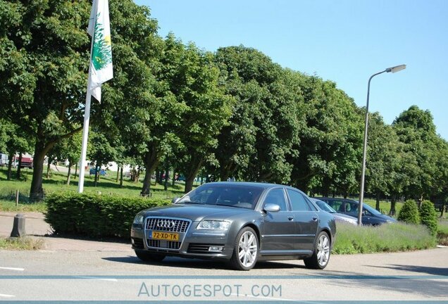 Audi S8 D3