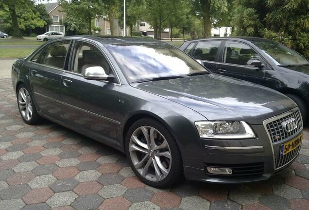 Audi S8 D3