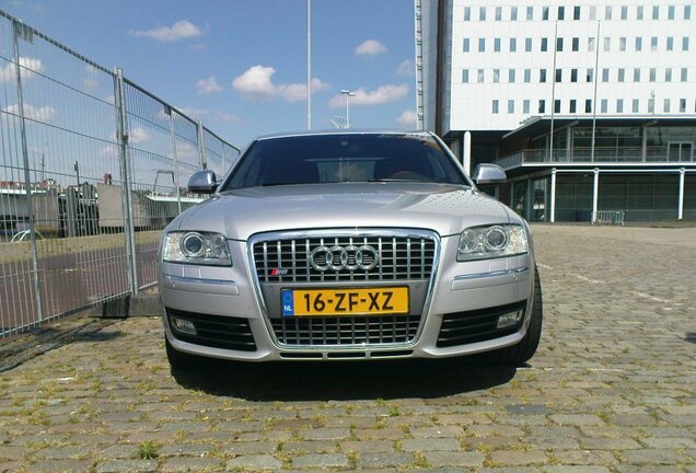 Audi S8 D3