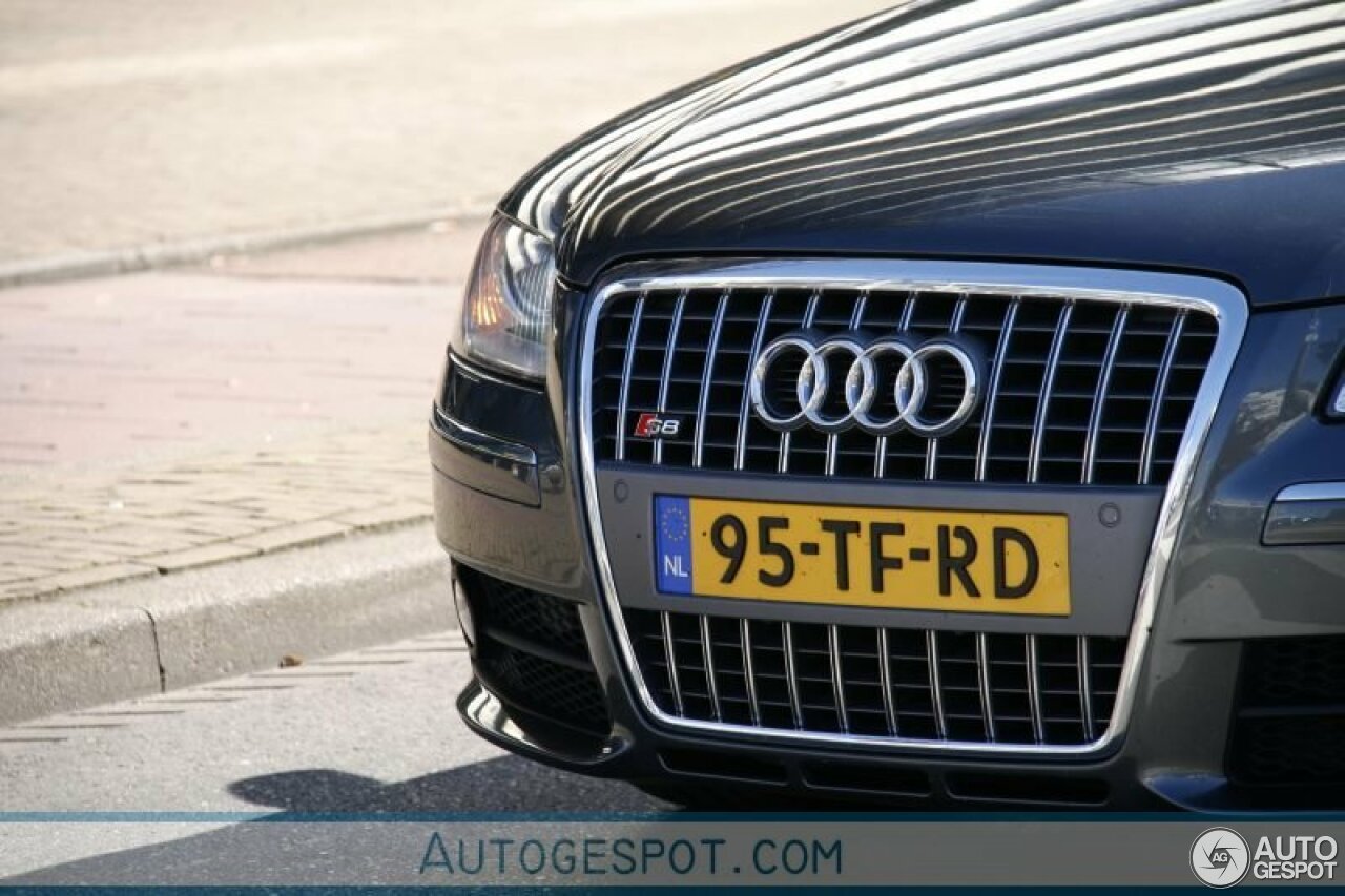 Audi S8 D3