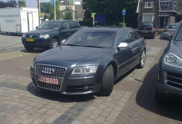 Audi S8 D3