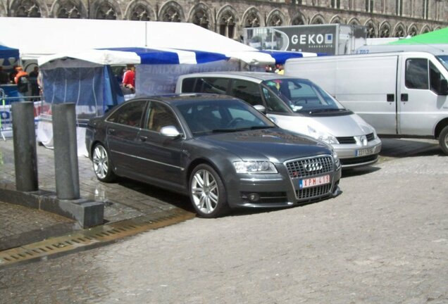 Audi S8 D3