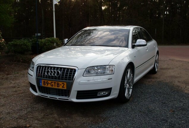 Audi S8 D3