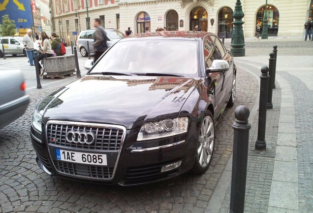 Audi S8 D3