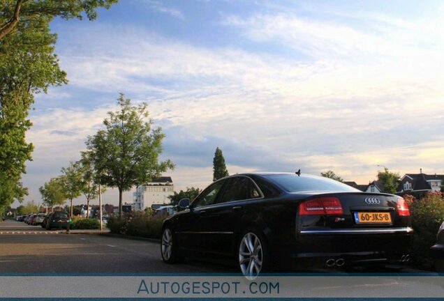 Audi S8 D3