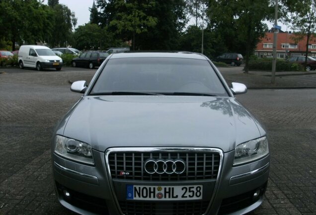 Audi S8 D3