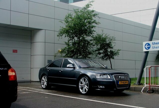 Audi S8 D3