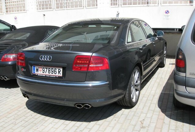 Audi S8 D3