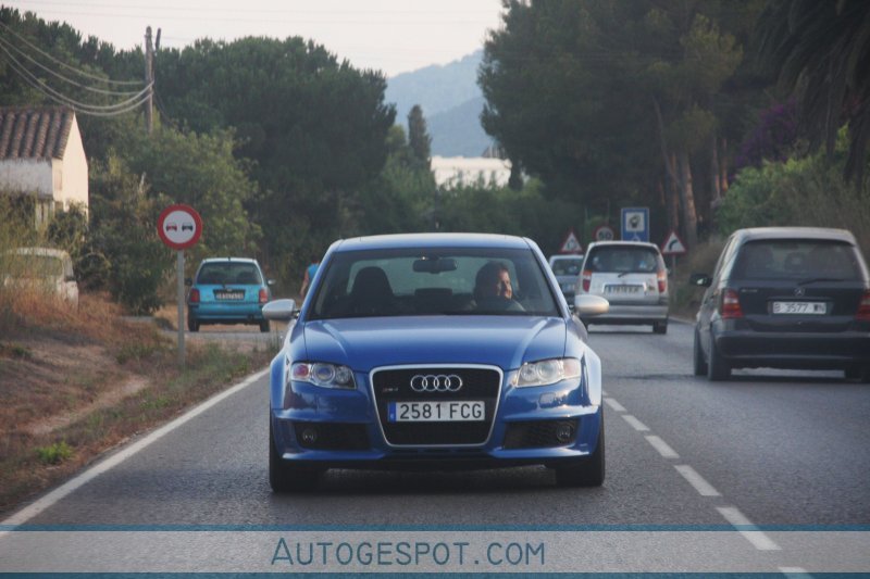 Blauwe Audi RS4 Sedan is een Spaanse heerlijkheid