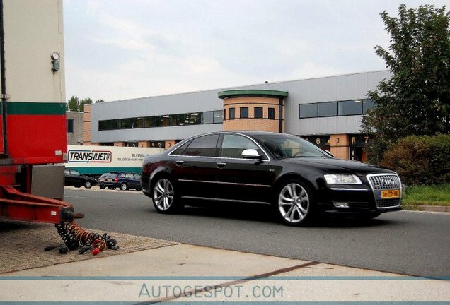 Audi S8 D3