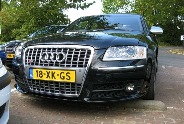 Audi S8 D3