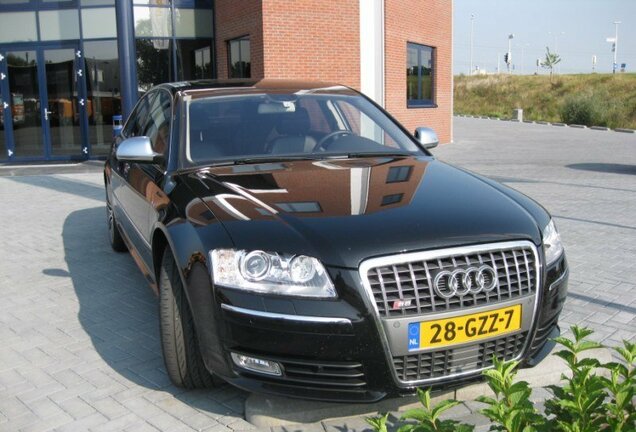 Audi S8 D3