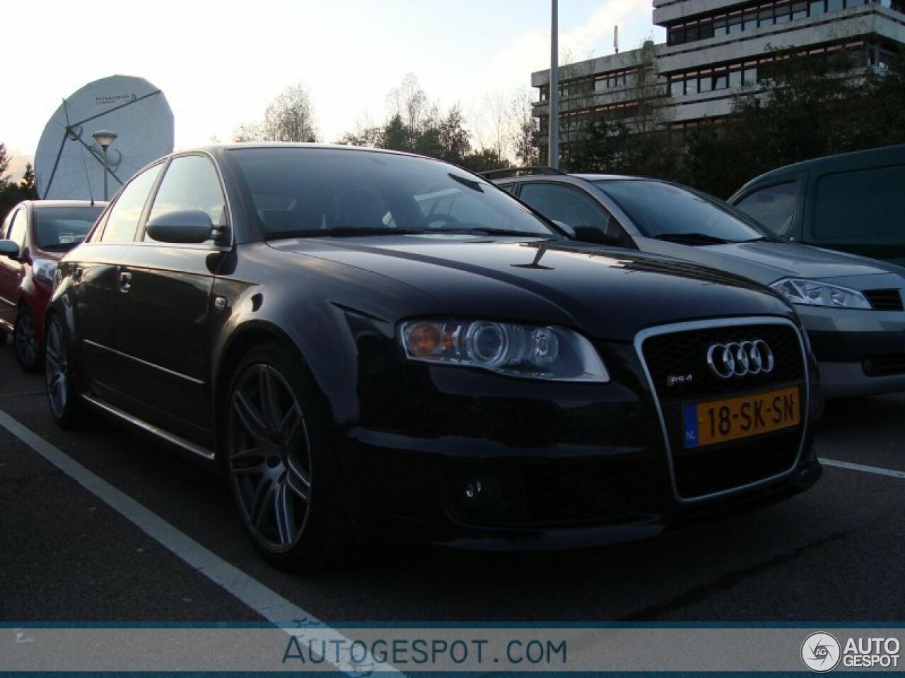 Audi RS4 Sedan