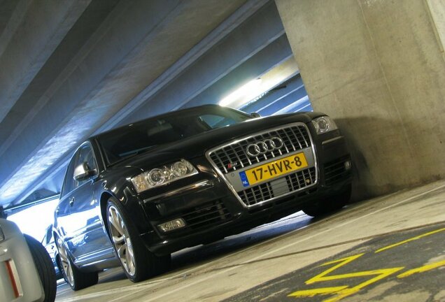 Audi S8 D3