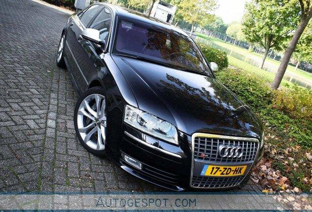 Audi S8 D3