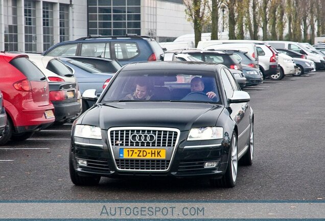 Audi S8 D3