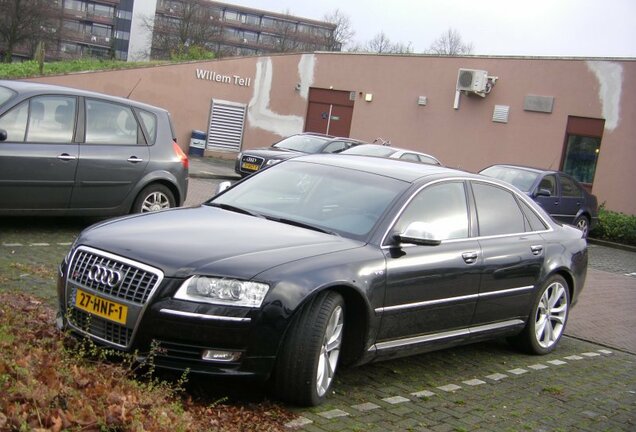 Audi S8 D3