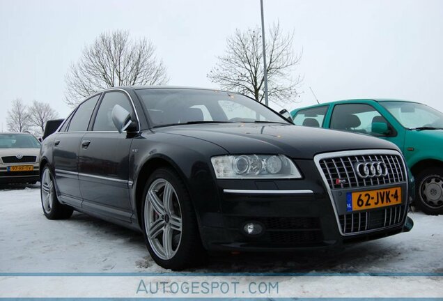 Audi S8 D3