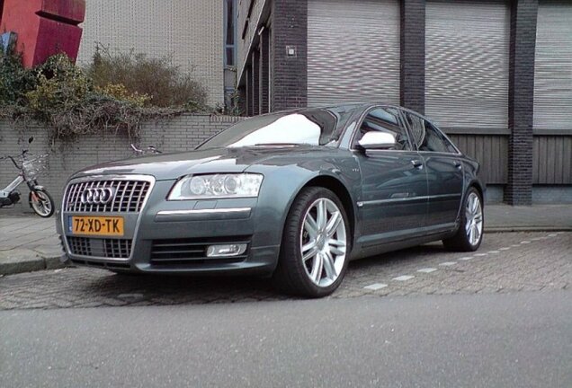 Audi S8 D3