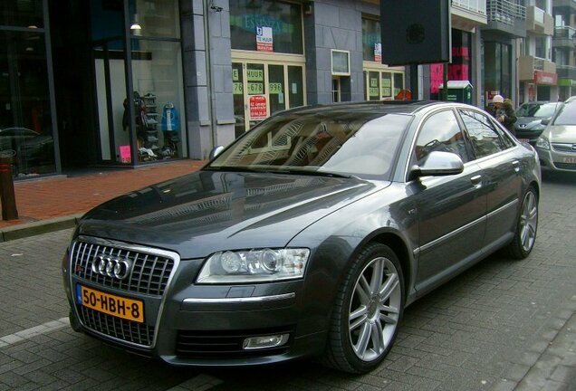 Audi S8 D3