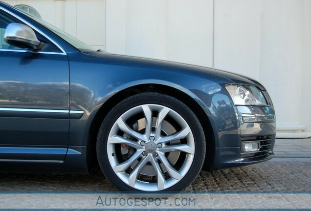 Audi S8 D3