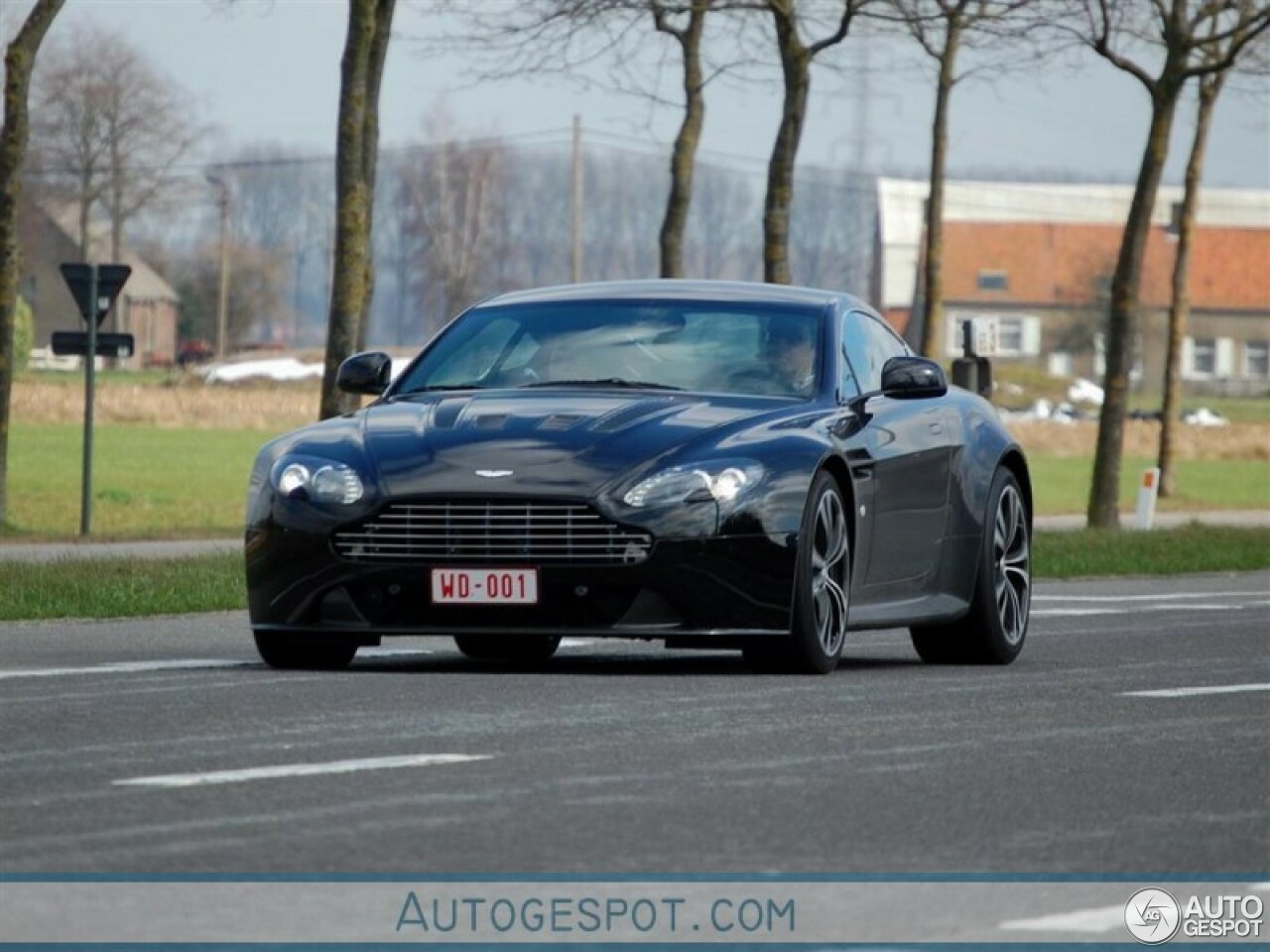 Aston Martin V12 Vantage Carbon Black Edition