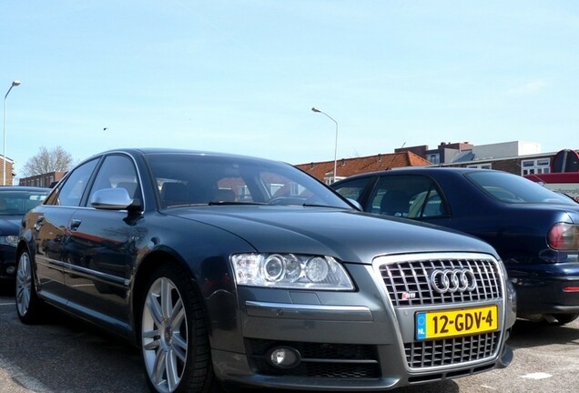 Audi S8 D3