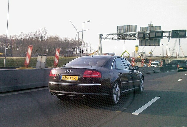 Audi S8 D3