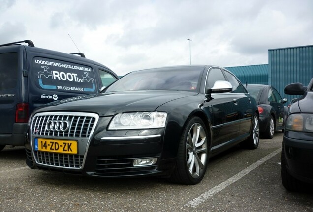 Audi S8 D3