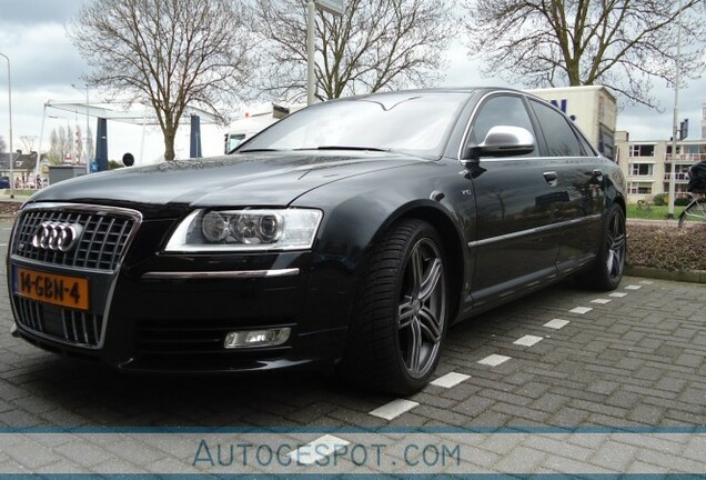 Audi S8 D3