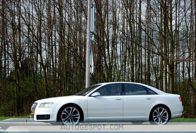 Audi S8 D3