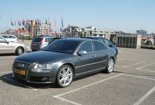 Audi S8 D3