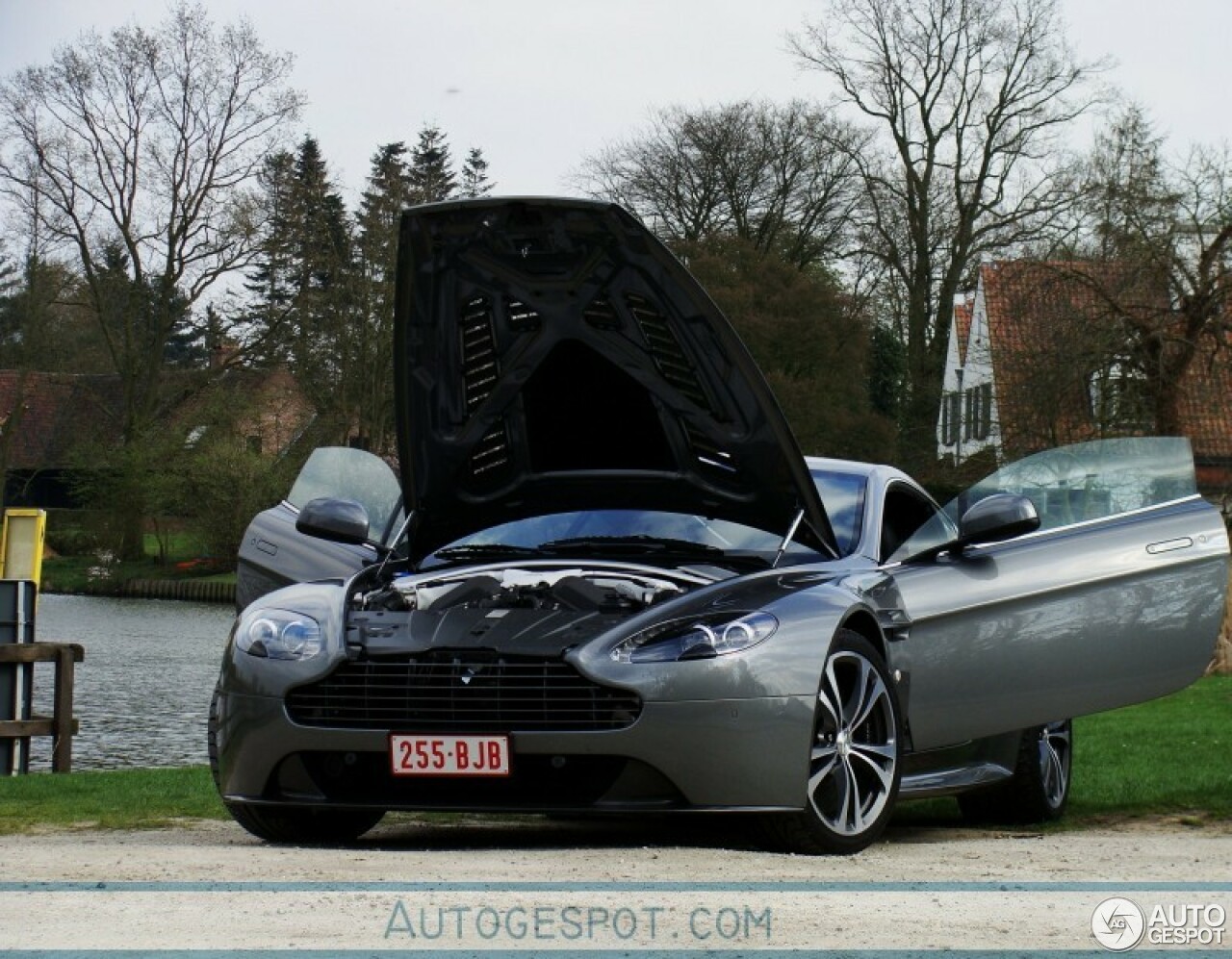 Aston Martin V12 Vantage