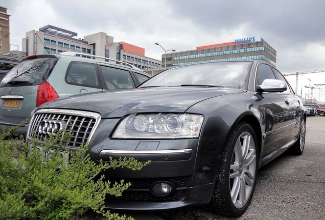 Audi S8 D3