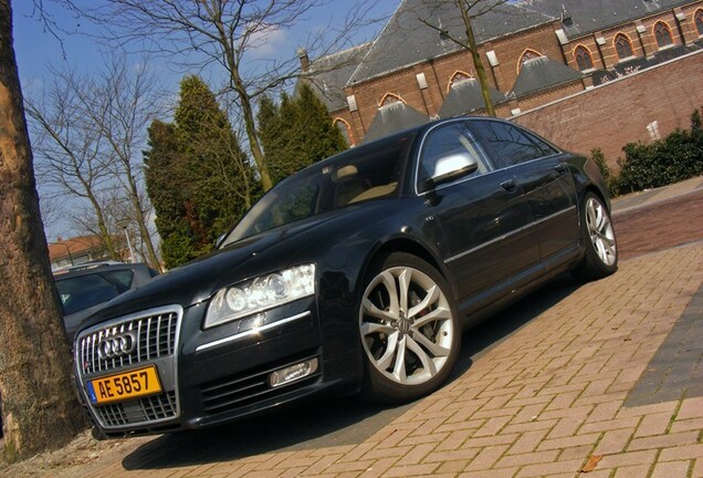 Audi S8 D3