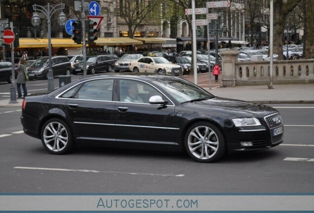 Audi S8 D3