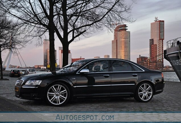 Audi S8 D3