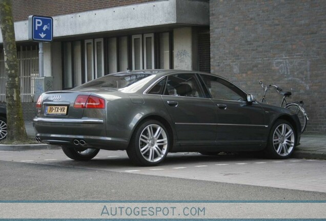 Audi S8 D3