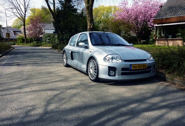 Renault Clio V6