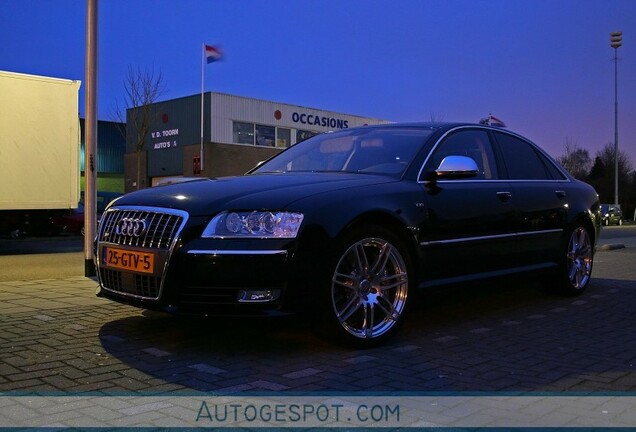 Audi S8 D3