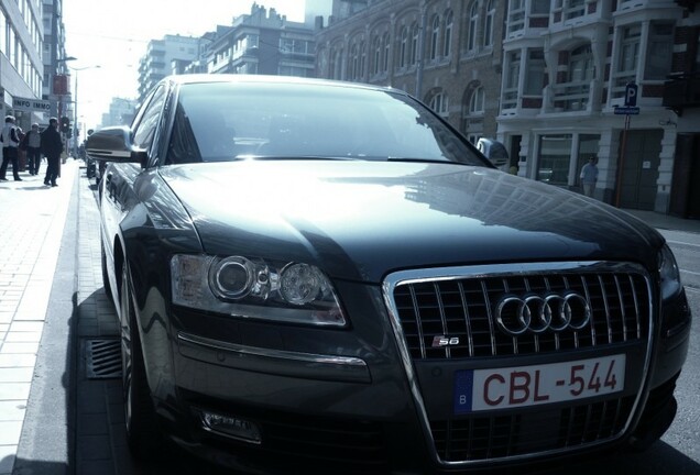 Audi S8 D3