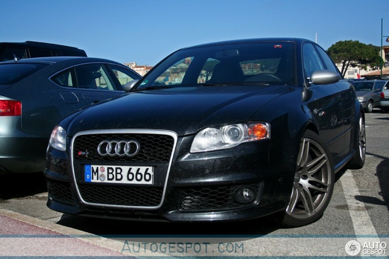 Audi RS4 Sedan