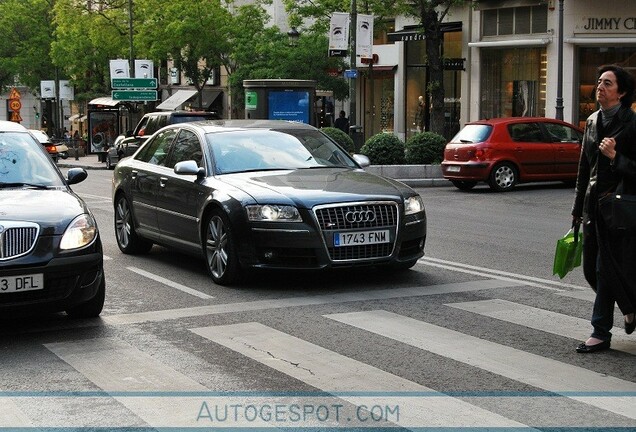 Audi S8 D3