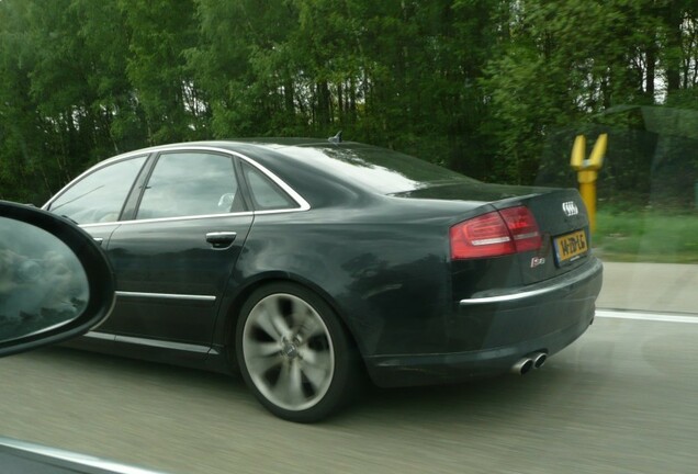 Audi S8 D3