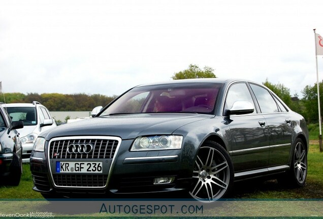 Audi S8 D3