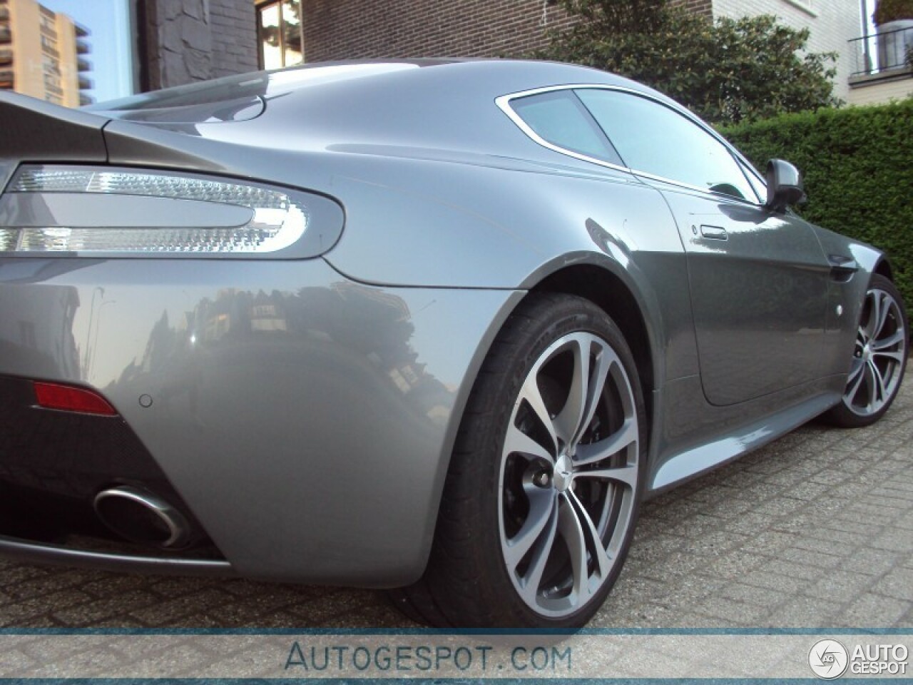 Aston Martin V12 Vantage