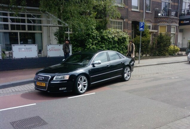 Audi S8 D3