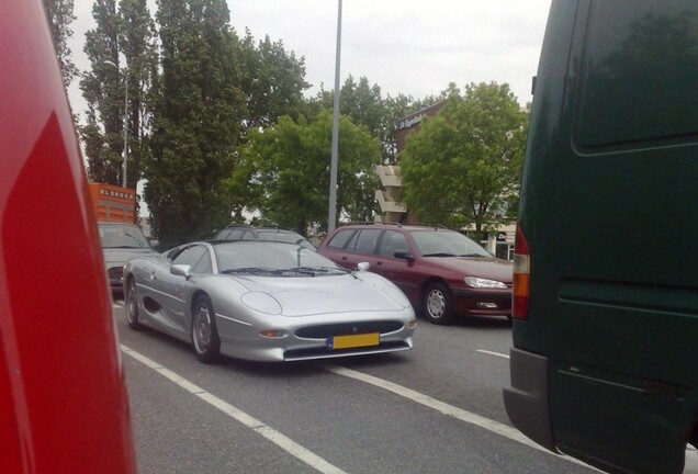 Jaguar XJ220