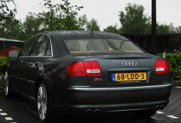 Audi S8 D3